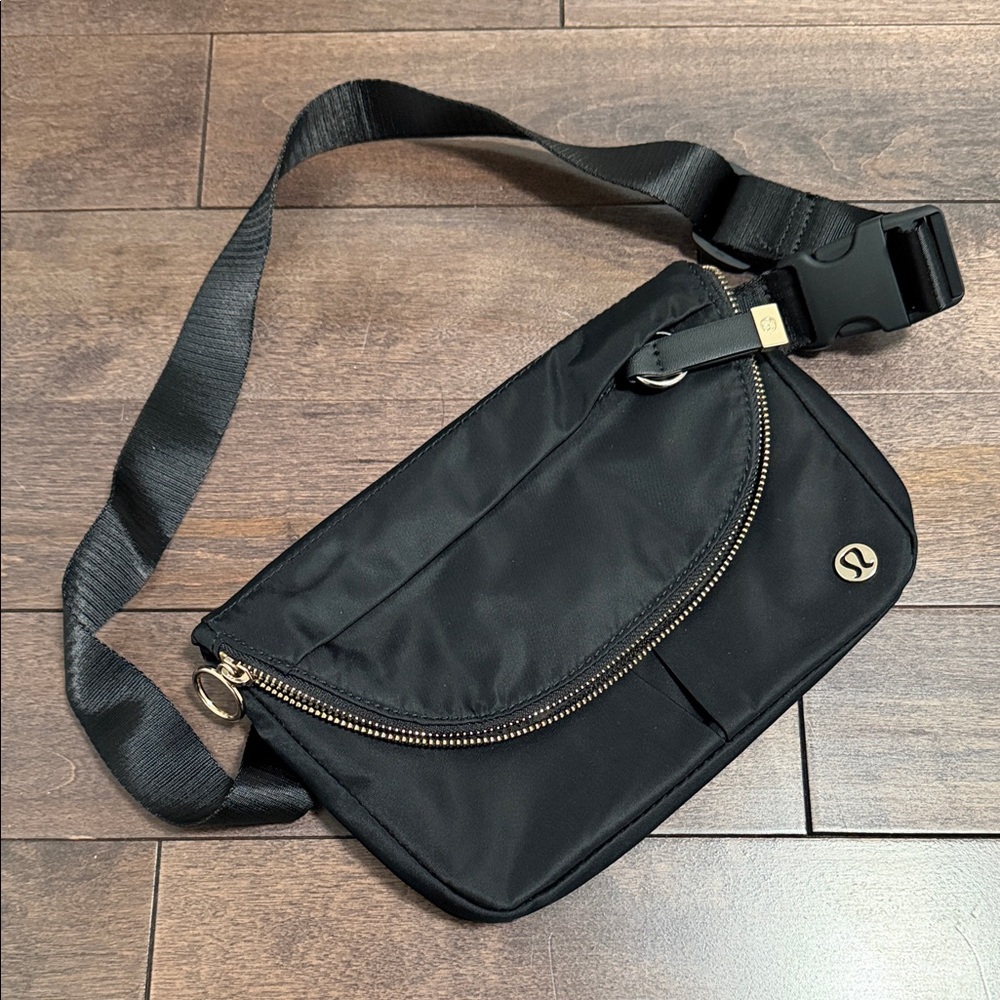 Lululemon Black festival Crossbody belt Bag like new